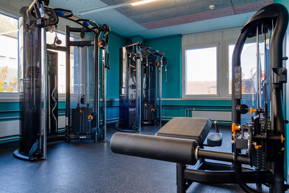 PureGym Wetzikon: Widerstandsmaschinen, Bänke und Hanteln.