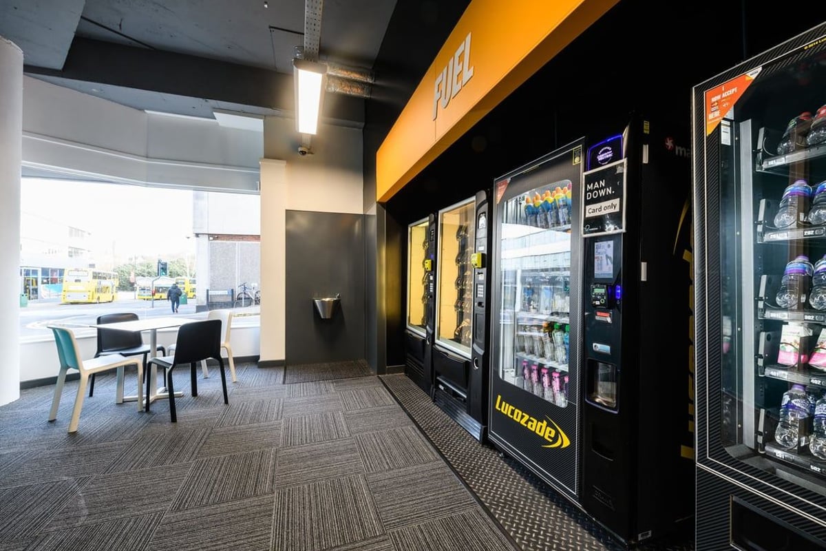 PureGym Bournemouth The Triangle: Vending machines with snacks and drinks, small dining area.