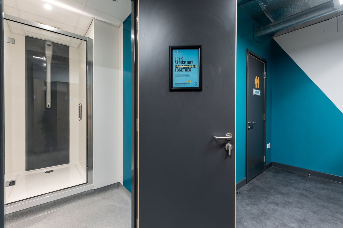 PureGym London Seven Sisters: shower cubicle