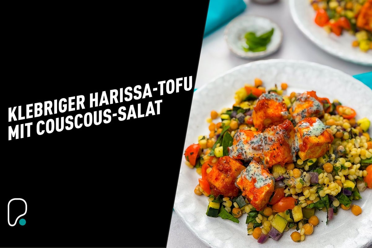 Cubes de tofu à la harissa sur salade de couscous colorée aux herbes et sauce drizzle