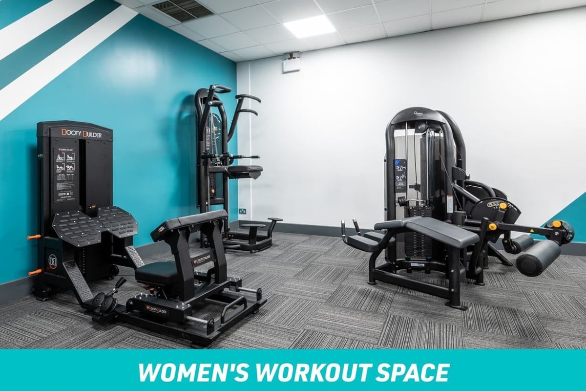PureGym Harlow Women's Workout Space: Fixed Pin Machines and Assisted Pull Up Machine