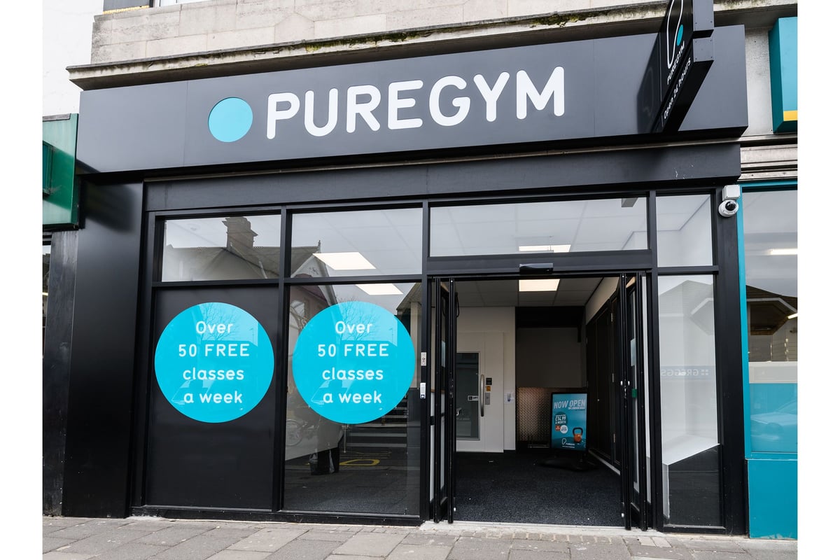 PureGym Brighton London Road: Gym front with large windows advertising over 50 free classes per week.