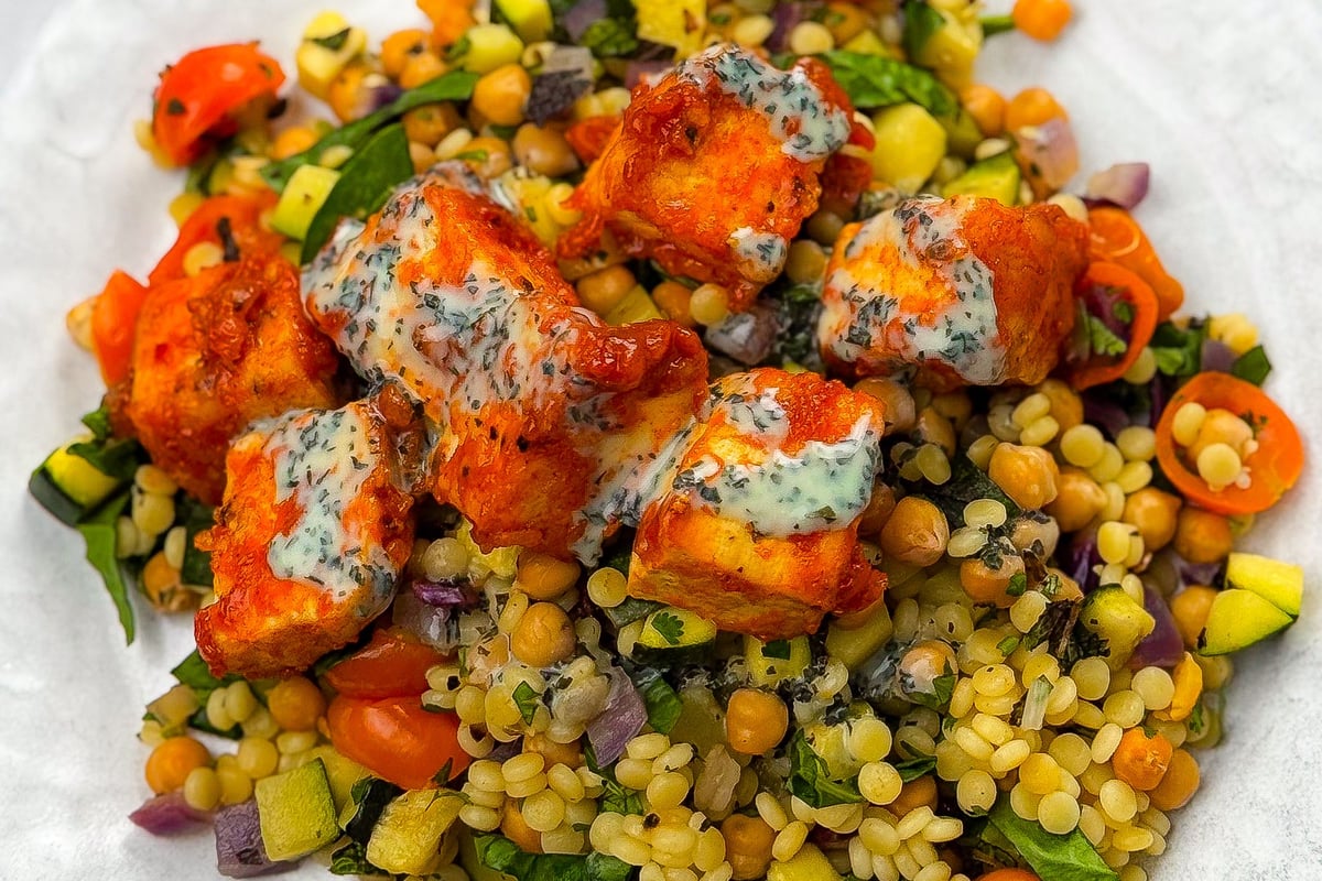 Rezept für klebrigen Harissa-Tofu mit Couscous-Salat