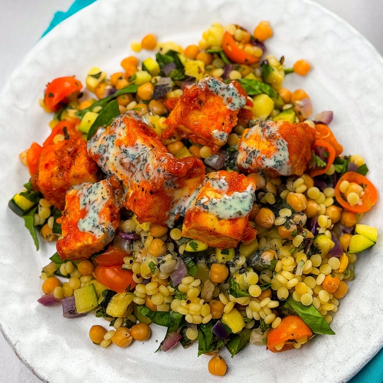 Rezept für klebrigen Harissa-Tofu mit Couscous-Salat