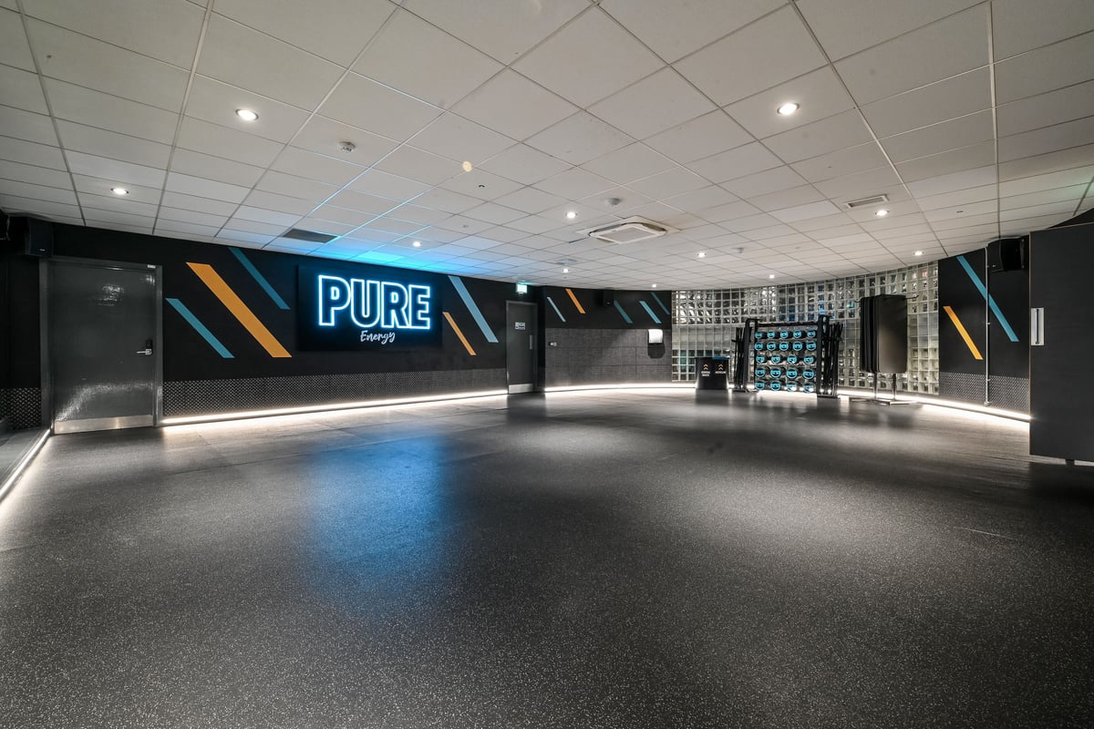 PureGym London Piccadilly: Pure-branded gym studio with rubberized flooring and weightlifting area.