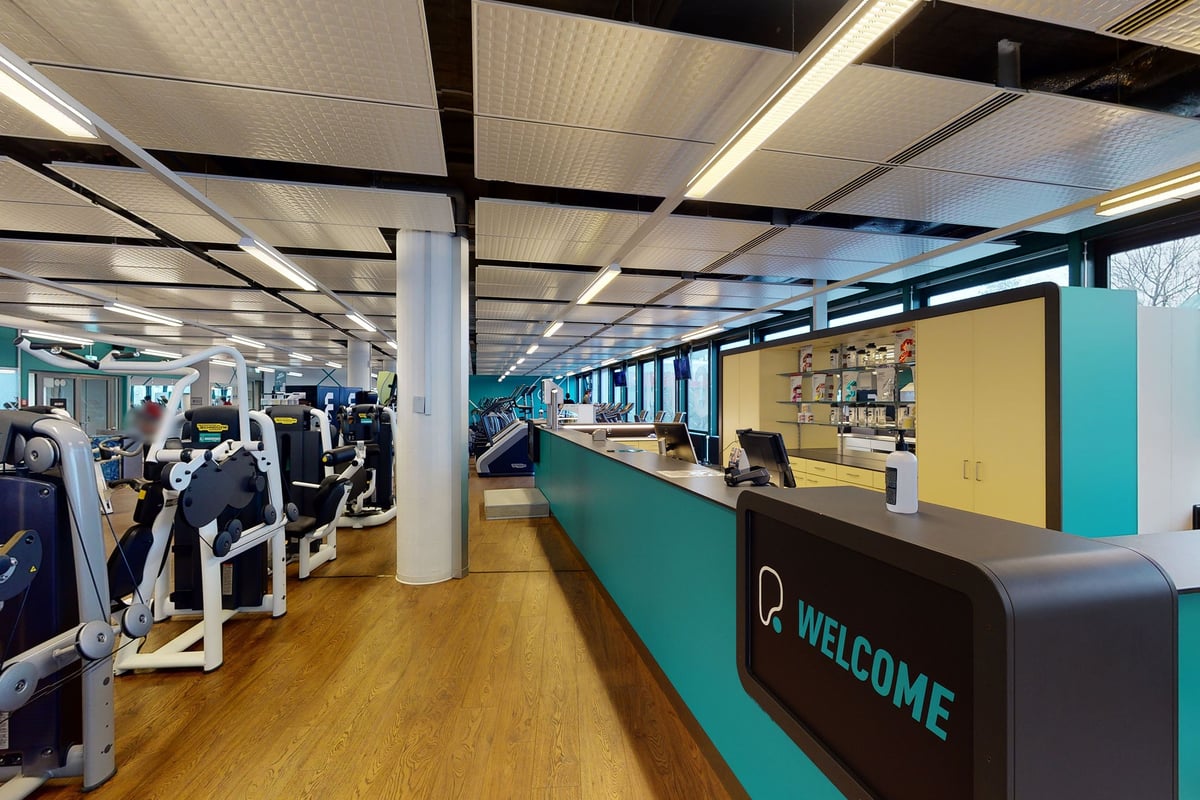 PureGym Biel Bienne: Appareils de cardio-training, stations de musculation, bancs et miroirs.