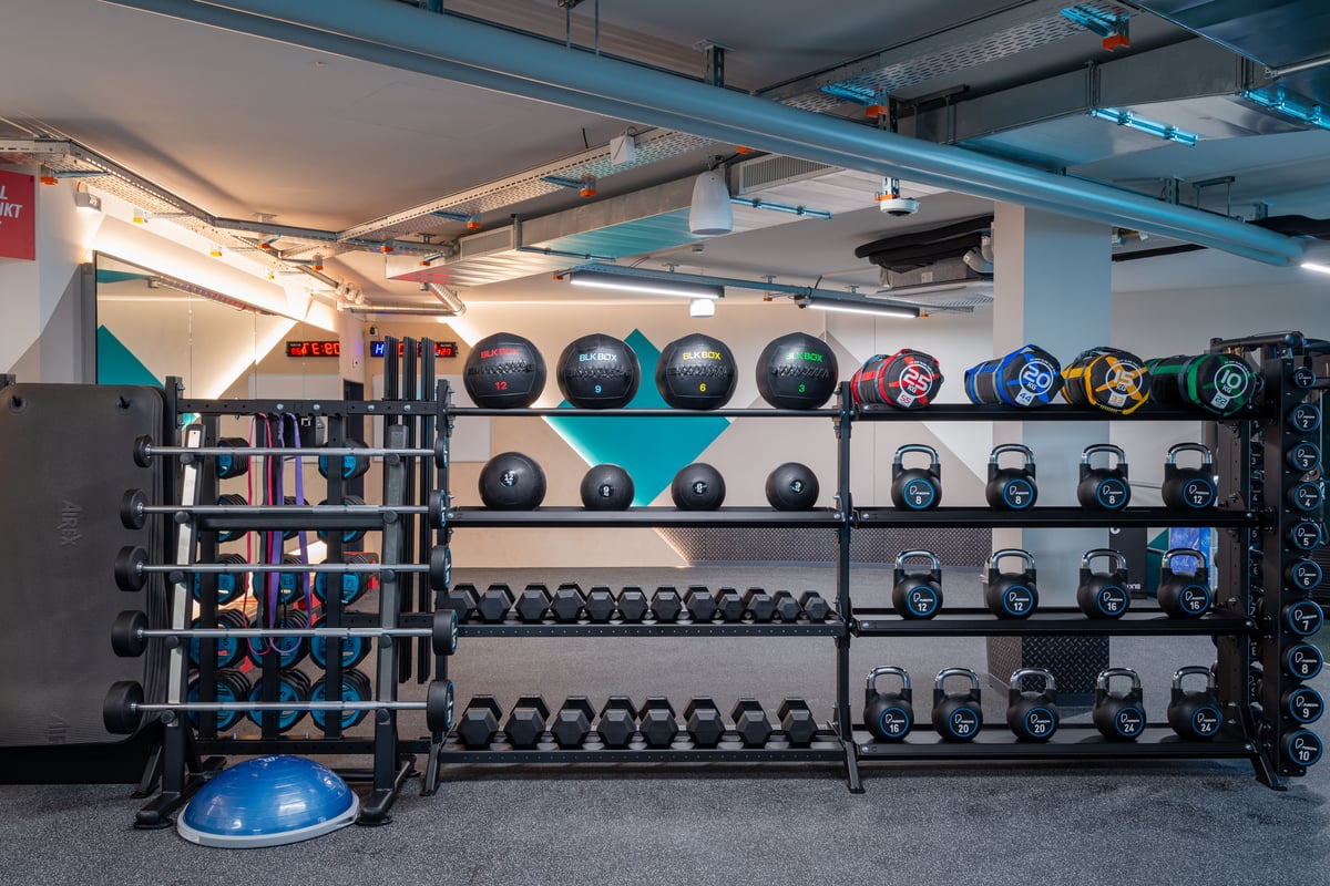 Zone fonctionnelle de la gym de Brugg avec kettlebells et slam balls