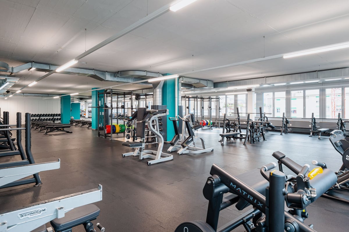 PureGym Altstetten: Der PureGym-Standort verfügt über einen Bereich mit Kraftgeräten, Squat-Racks und
