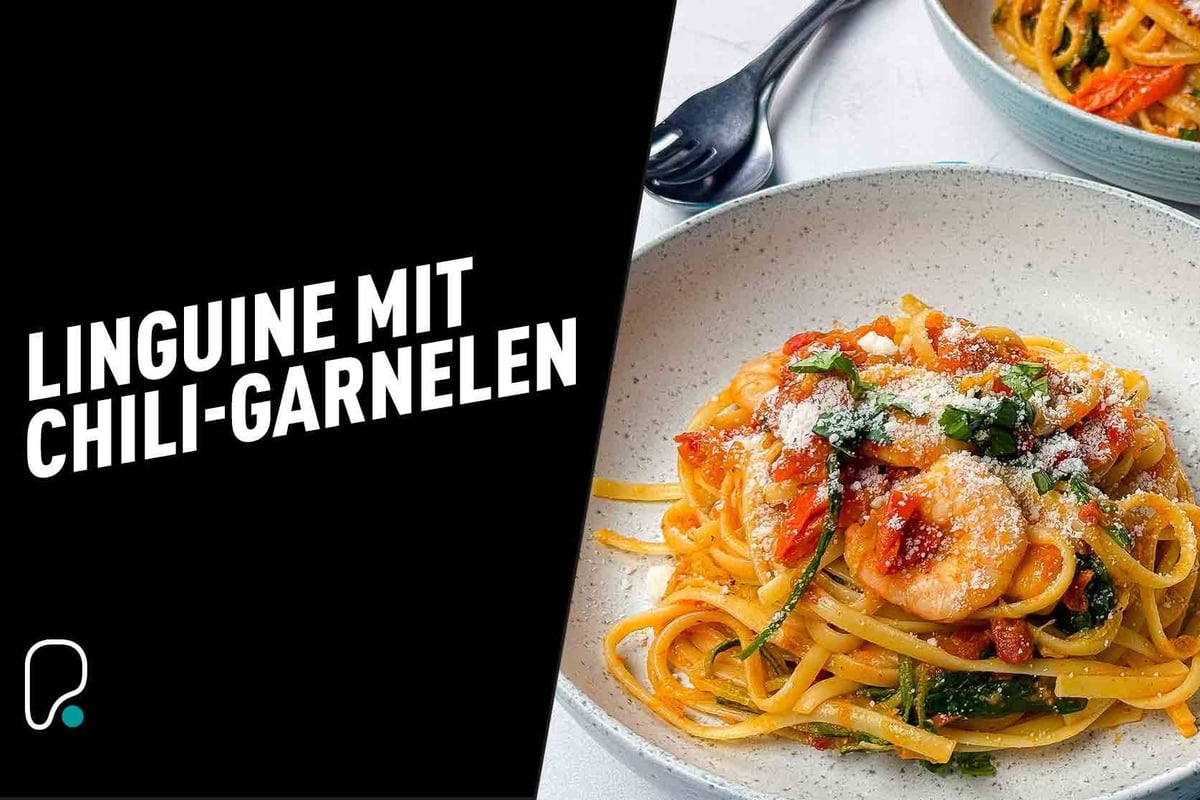 Linguine aux crevettes, épinards, sauce tomate et fromage râpé dans un bol