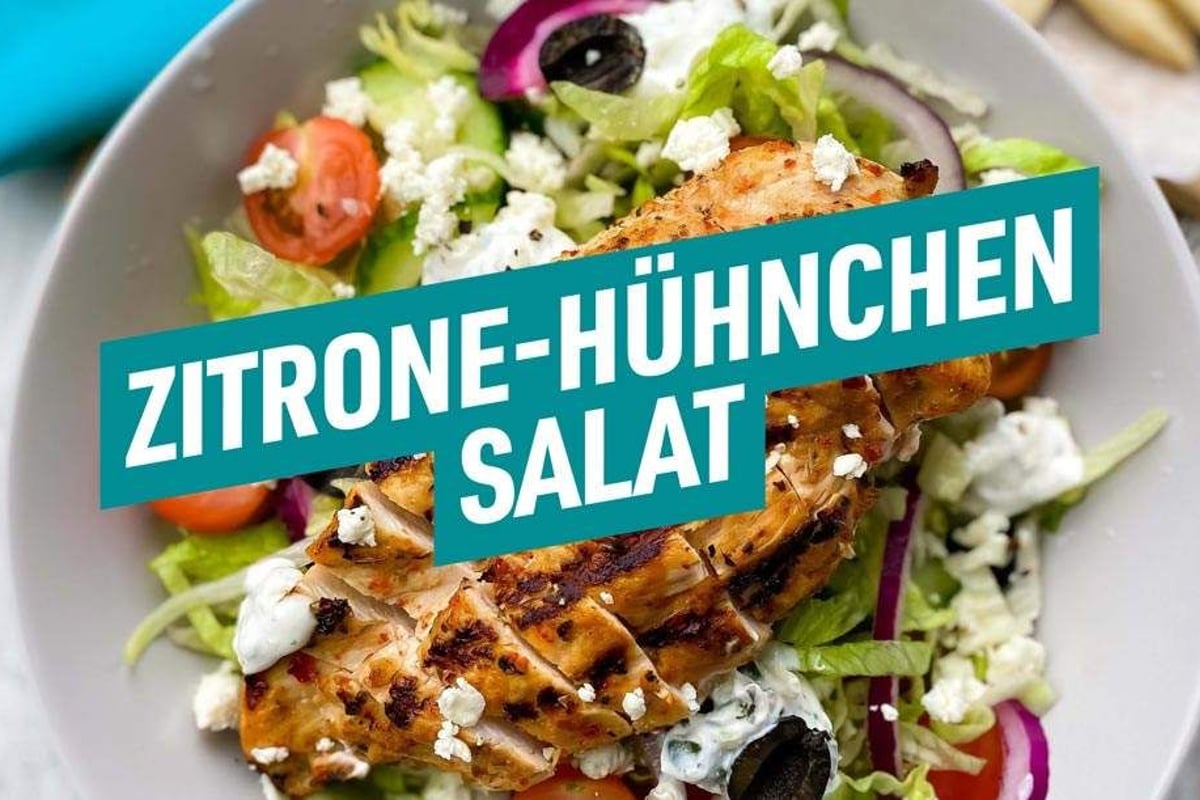 Gegrillte Hähnchenbrust auf Salat mit Salat, Kirschtomaten, Oliven und Feta-Käse