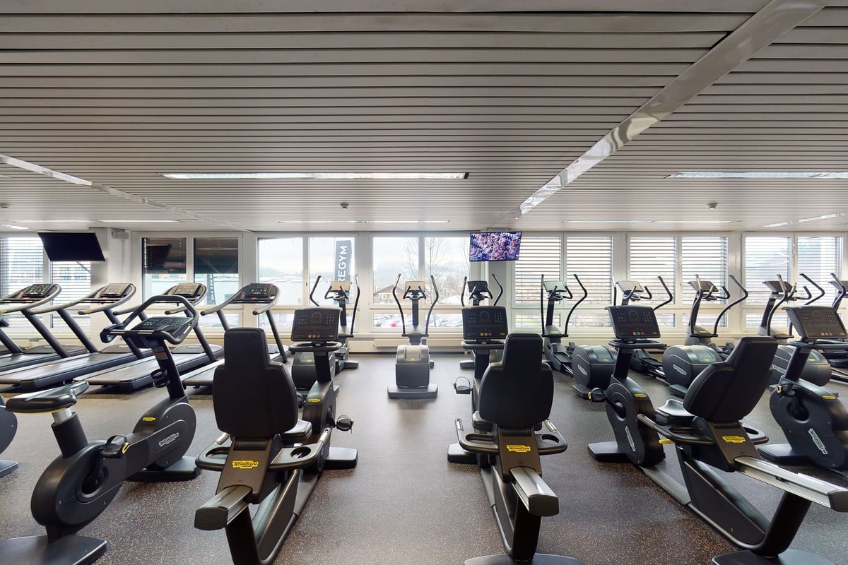 PureGym Kriens: Rows of treadmills, ellipticals and exercise bikes.