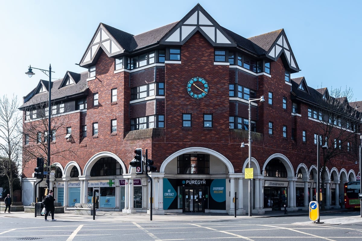 PureGym London Twickenham: The entrance to PureGym with No Contract and Everybody Welcome signage.