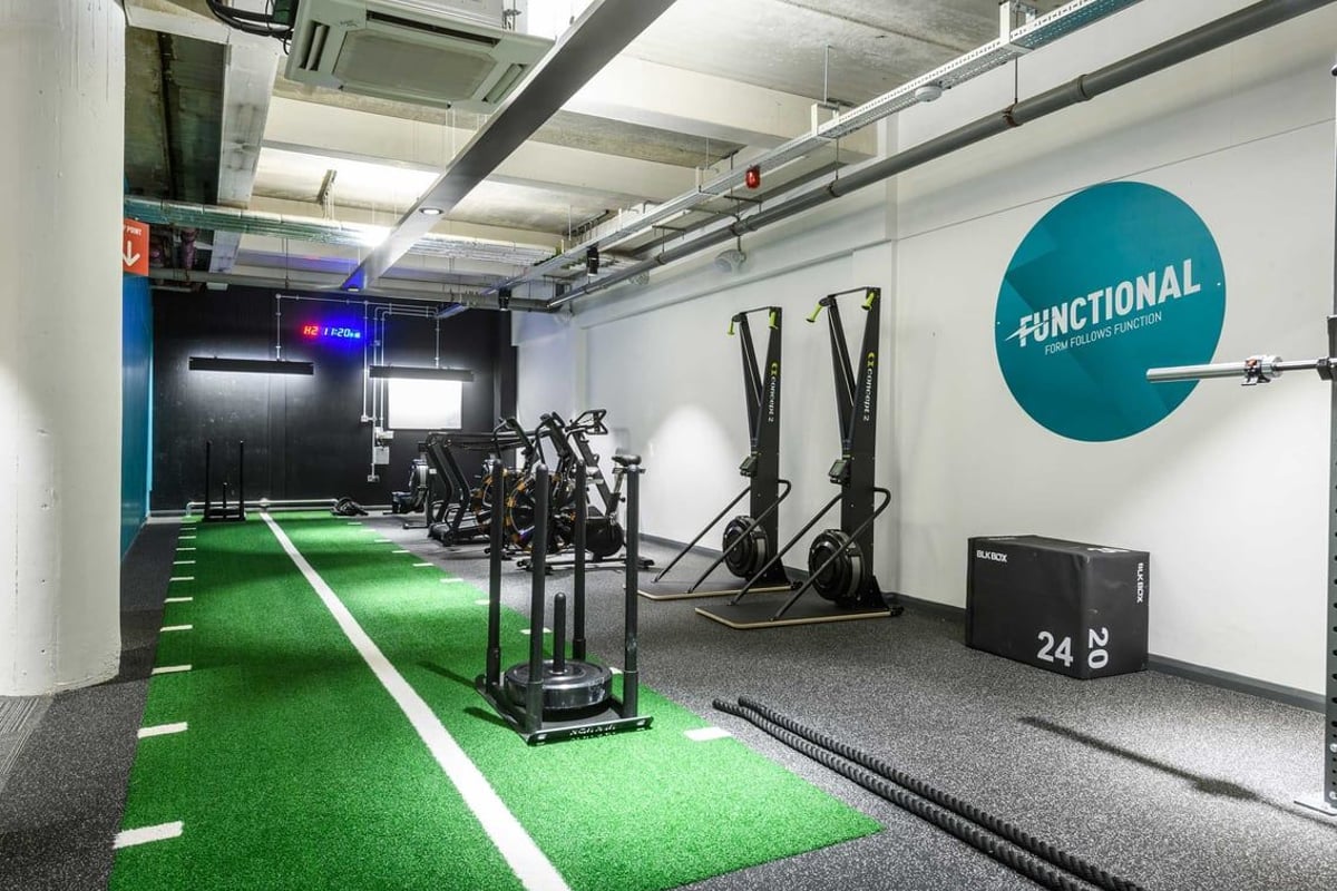 PureGym London Farringdon: green functional training area.