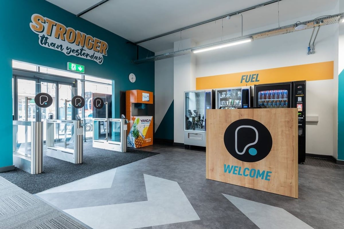 PureGym London Crouch End: Entry speed gatges, vending machines, and welcome podium.