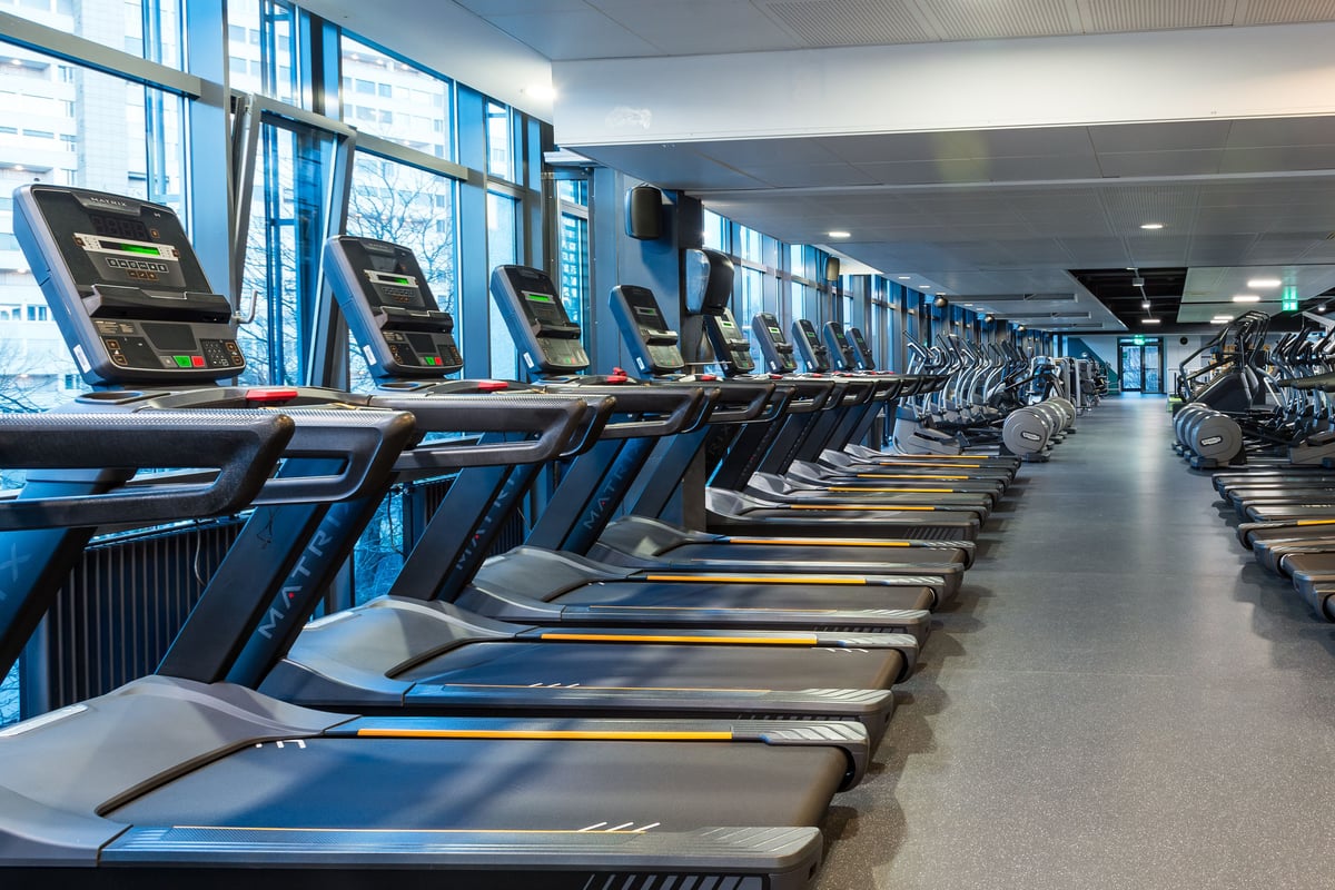 Salle de tapis de course de la gym Lochergut avec vue sur la ville
