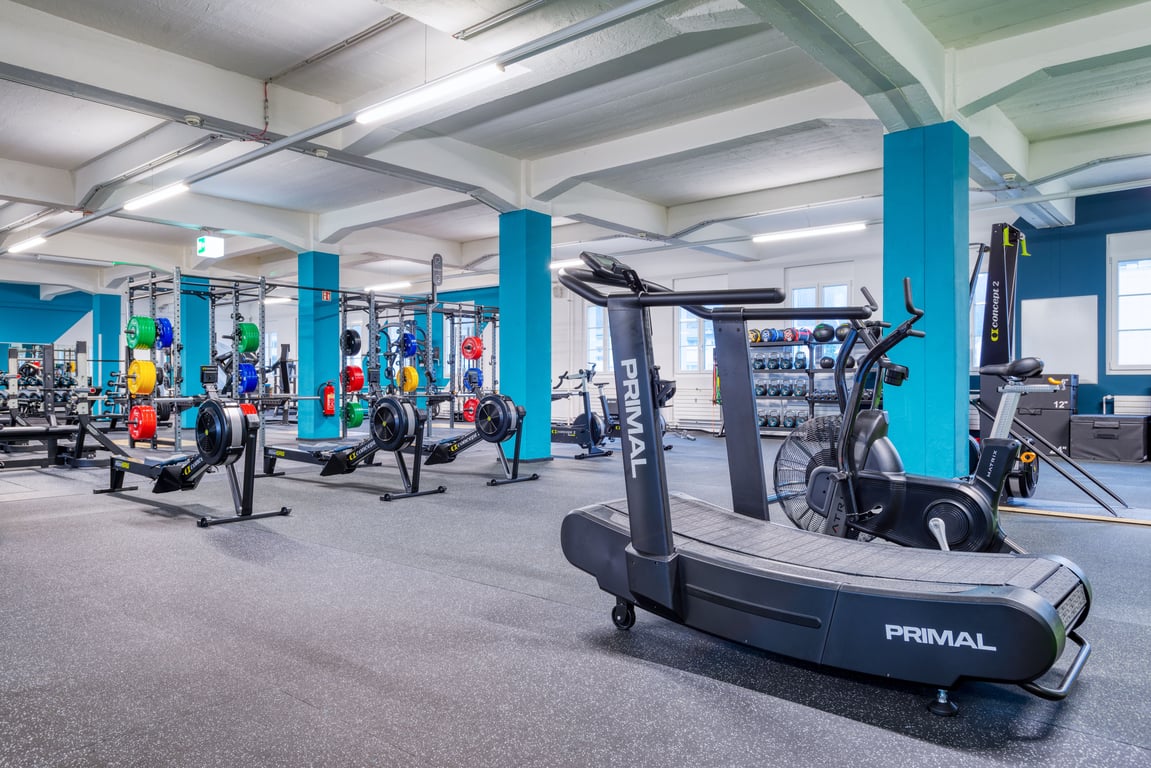 PureGym Olten: File di tapis roulant, ellittiche e cyclette.
