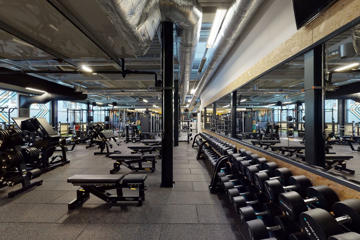PureGym Bern Lorraine: Des rangées d'appareils de musculation, d'haltères et de bancs.