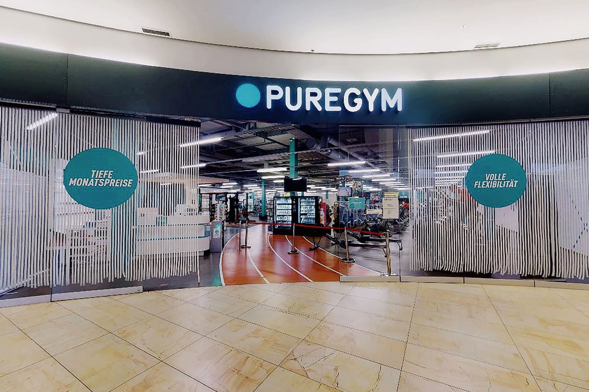 PureGym Winterthur Töss: Des rangées d'appareils de cardio-training, des miroirs et la marque bleue distinctive PureGym à l'intérieur d'un centre de remise en forme.