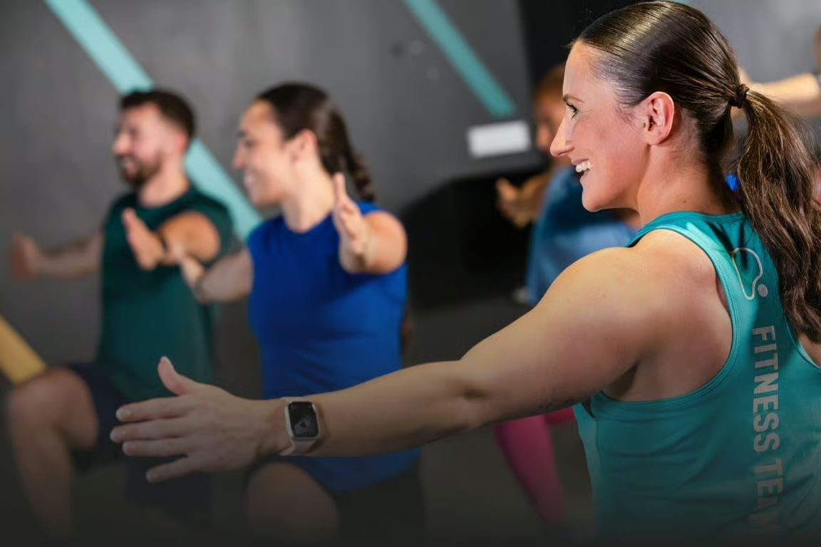 HIIT-Training unter der Leitung eines weiblichen PureGym-Coachs in einem gym