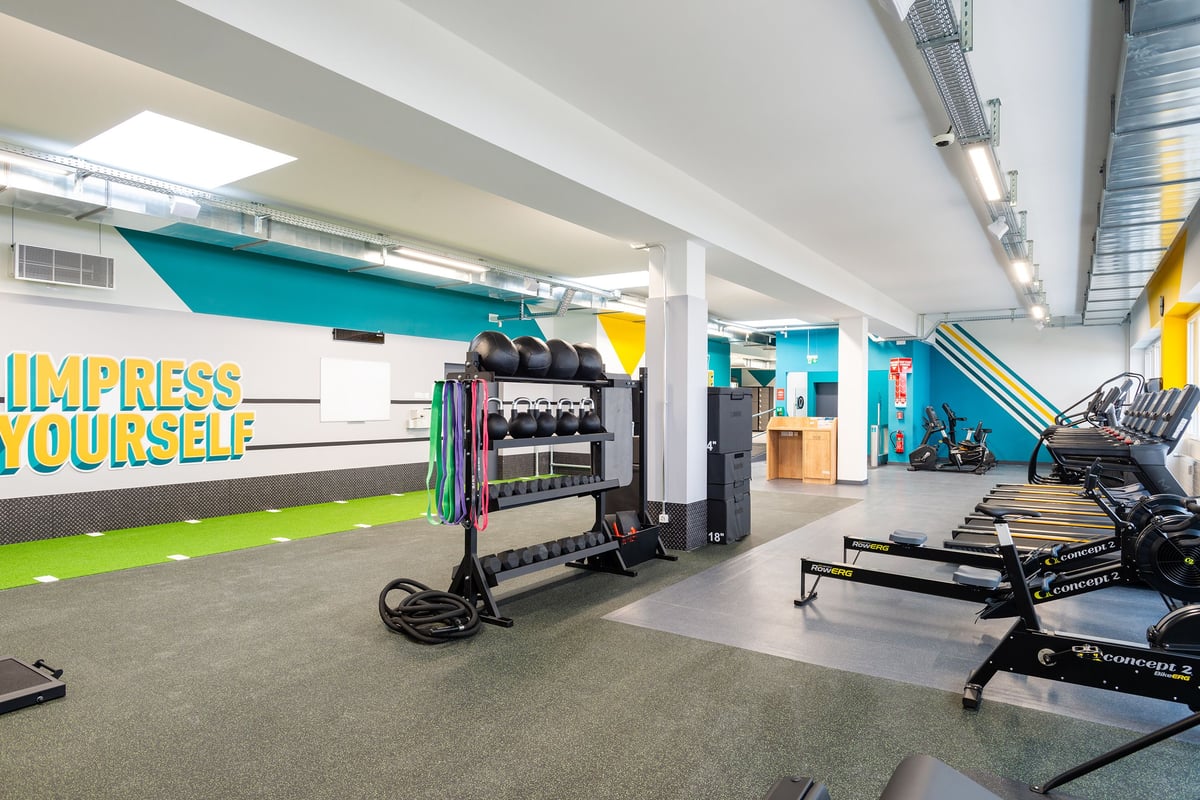 PureGym Vevey: Machines de résistance, haltères, bancs et sols caoutchoutés.