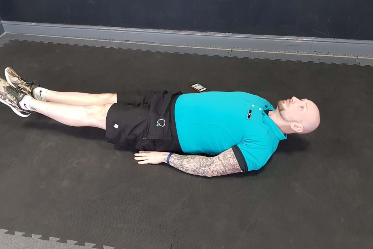scissors ab exercises starting position