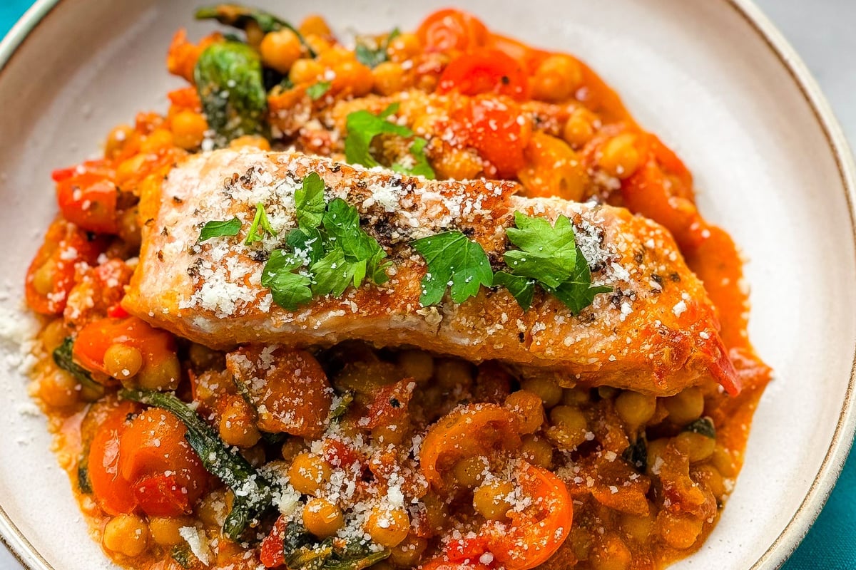 Lachspfanne mit cremigen Kichererbsen und Tomaten