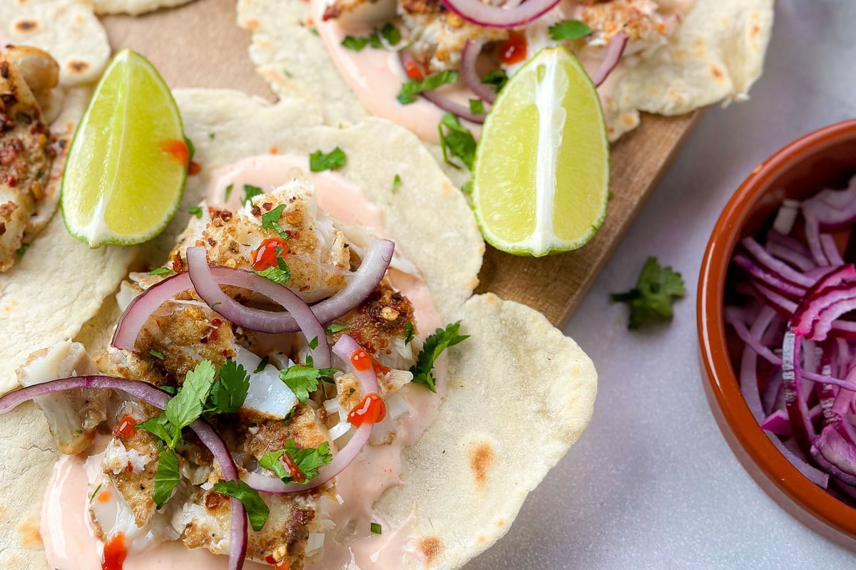 Fajita-Fisch-Tacos mit Chili- und Limettensauce