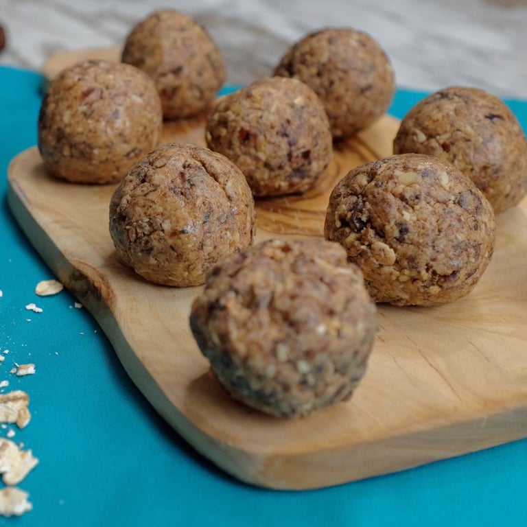 Energiekugeln aus Kakao & Mandelbutter Rezept