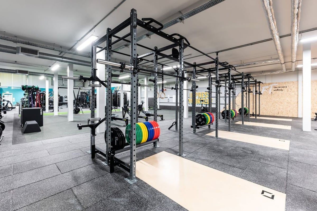 PureGym Broadstairs Westwood Gateway Retail Park: Rig rows, platforms, weight plates, barbells, and rubberized flooring.