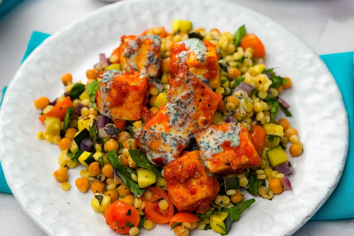 Rezept für klebrigen Harissa-Tofu mit Couscous-Salat