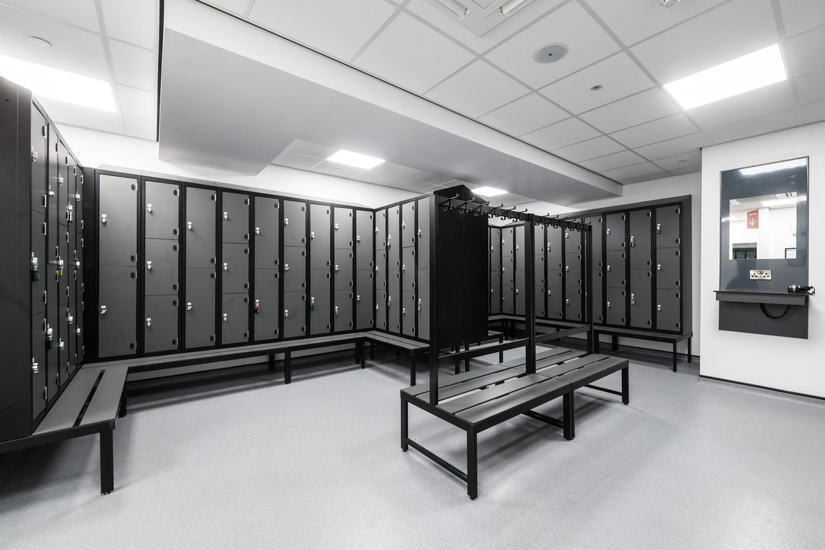 PureGym London East India Dock: Changing room with benches and lockers
