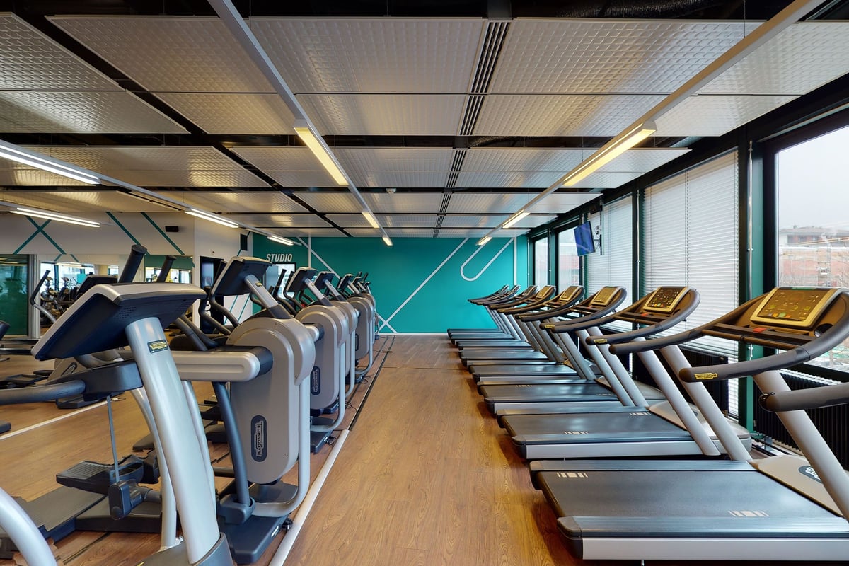 PureGym Biel Bienne: Des rangées de tapis roulants, de machines à vélo et de murs en miroir.