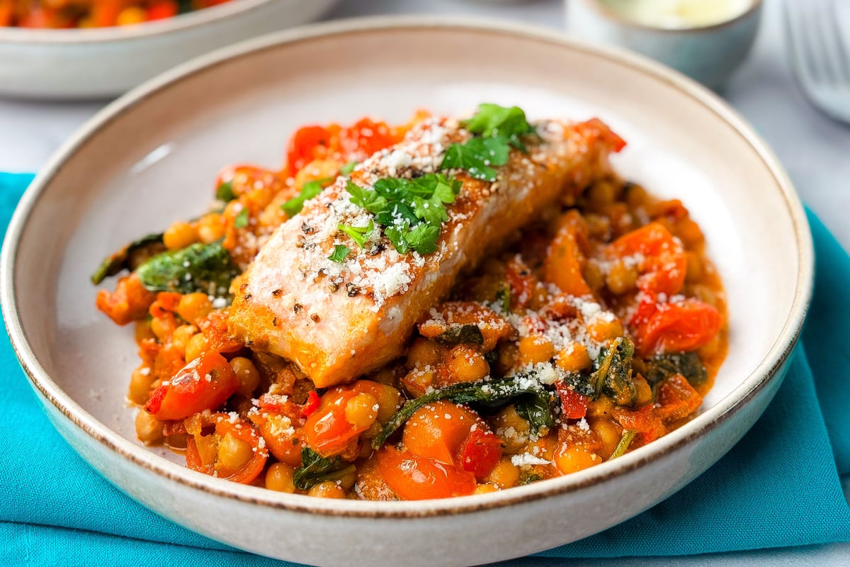Lachspfanne mit cremigen Kichererbsen und Tomaten
