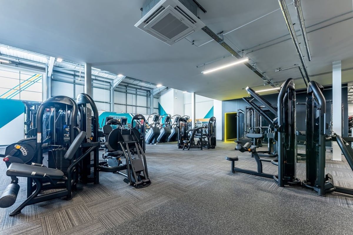 PureGym Tamworth: Resistance machines, weightlifting platforms, cable crossover stations, and free weight areas.