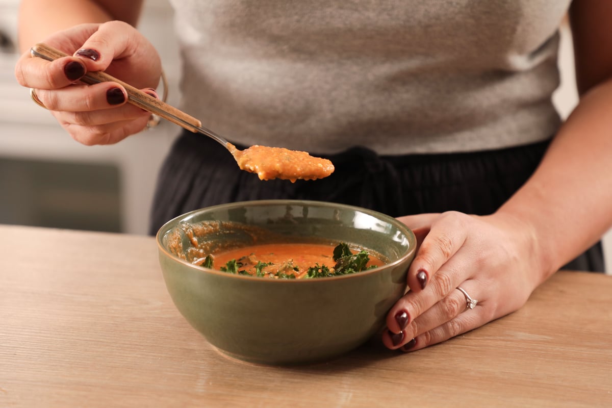 Suppe mit gerösteten Tomaten, Peperoni und Kichererbsen