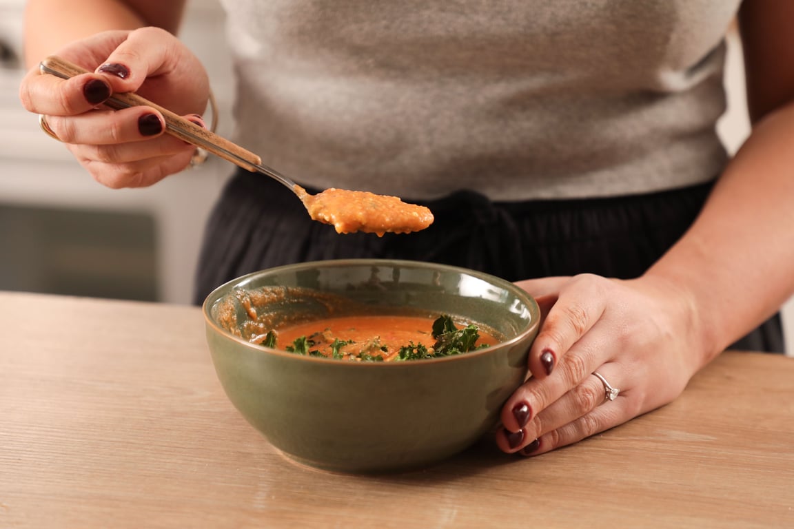 Suppe mit gerösteten Tomaten, Peperoni und Kichererbsen