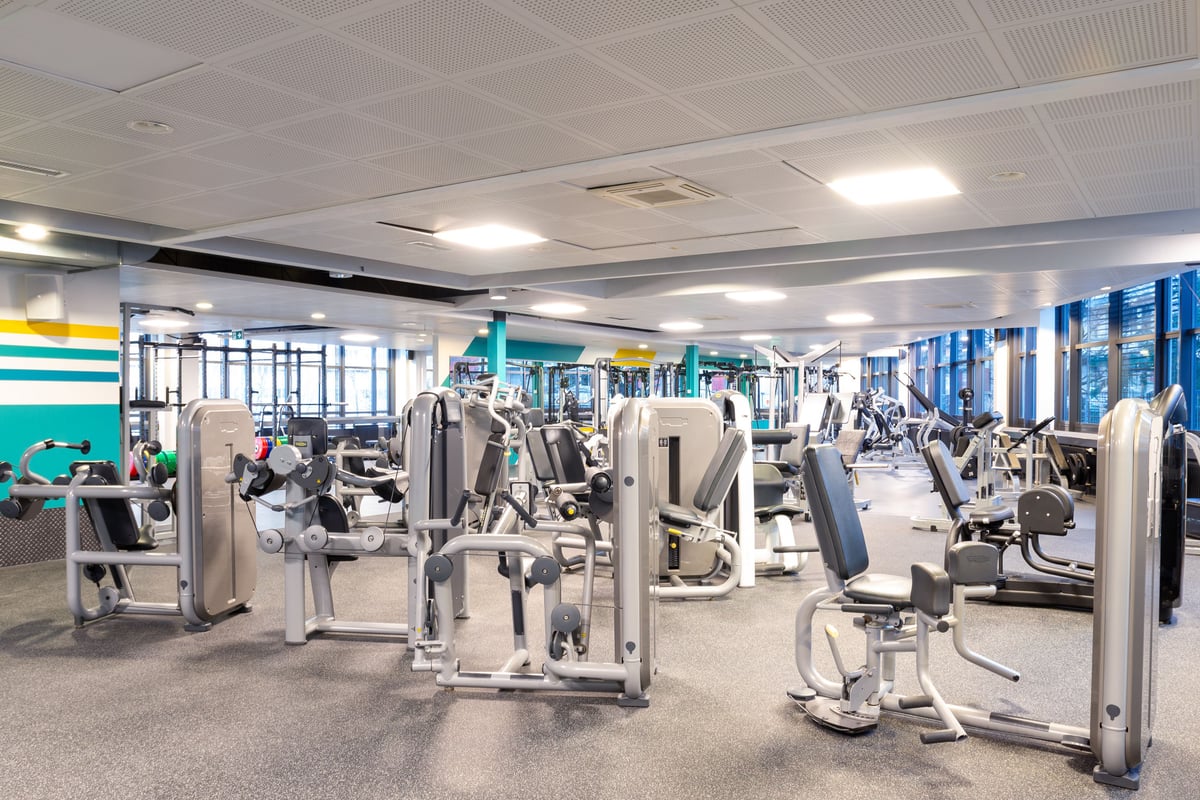 Vaste espace machines de la gym Lochergut avec appareils à charges guidées