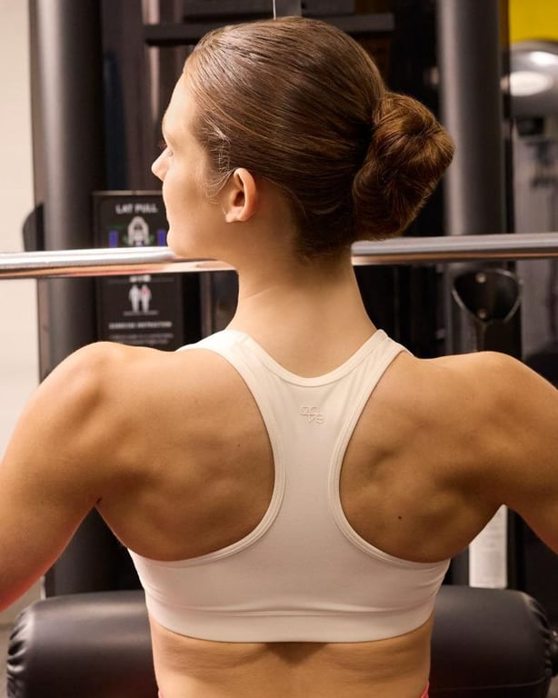 Eine Frau beim Langhanteltraining in einem PureGym Fitnessstudio