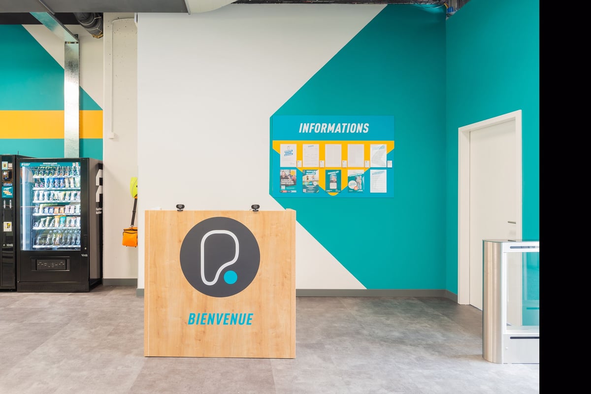 PureGym La Chaux-de-fonds: Welcome podium, information display, and vending machine.