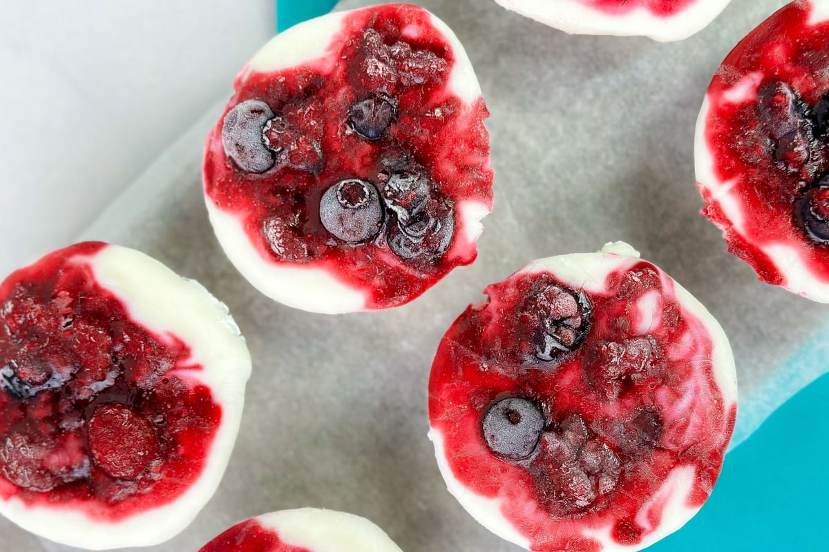 Rezept für fruchtige Cups mit gefrorenem Jogurt