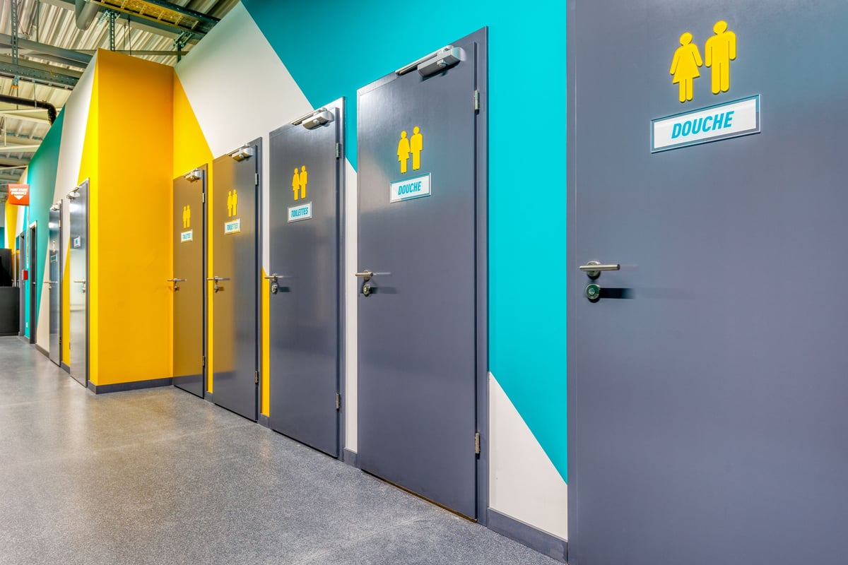 PureGym Martigny: Eingangstüren der Umkleideräume.