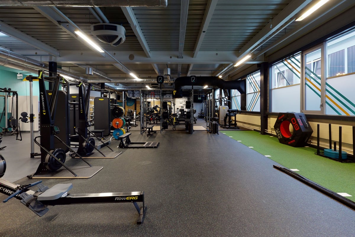 PureGym Bern Lorraine: Studio de gym avec appareils de musculation, haltères, sol caoutchouté et grandes fenêtres.