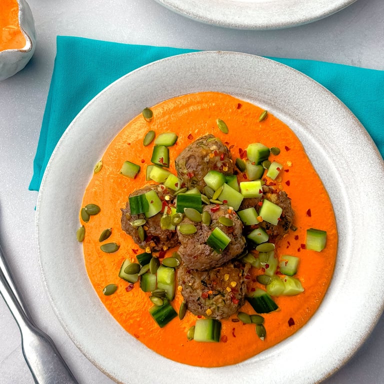 Zucchetti-Feta-Fleischbällchen mit Harissa-Sauce