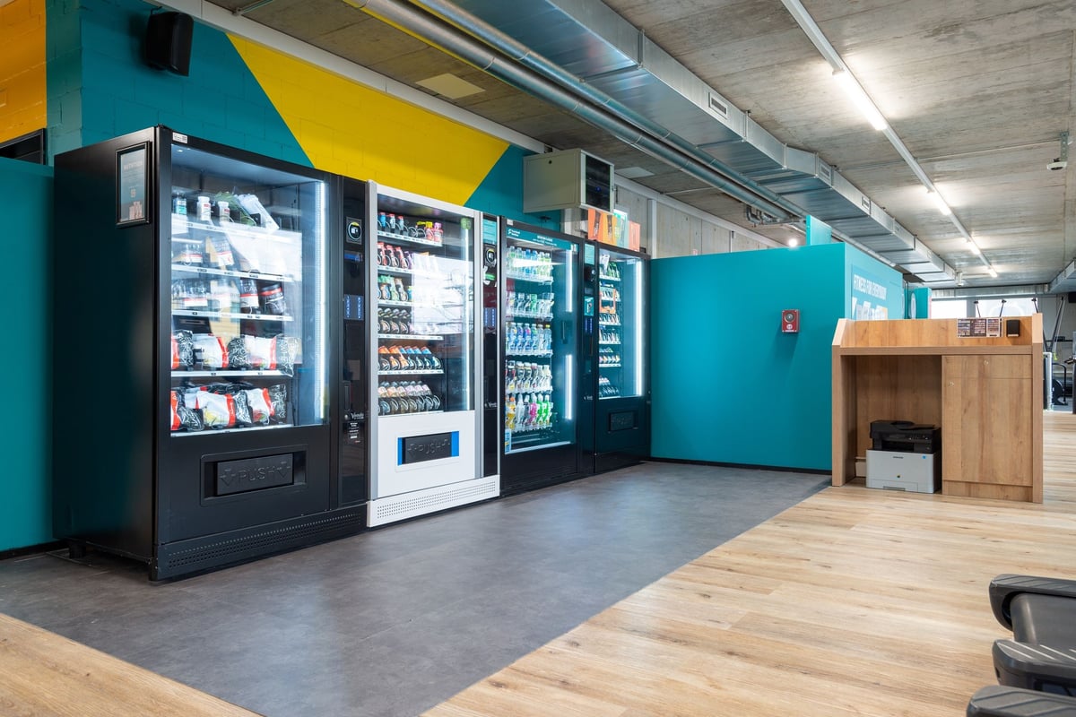 PureGym Lenzburg : distributeurs automatiques de snacks et de boissons dans l'espace détente de la salle de