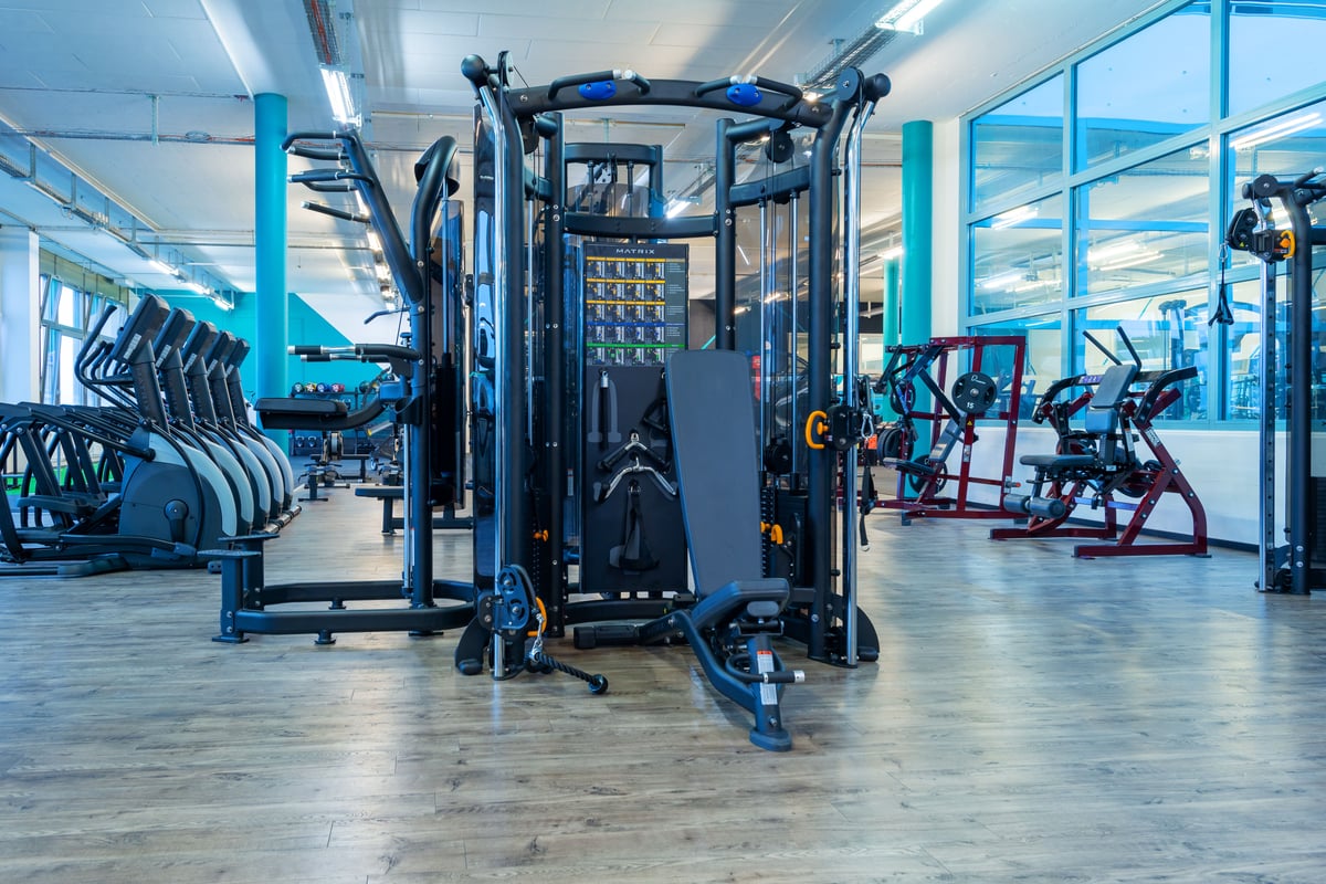Gym Jona Kabelzugmaschine und Kraftgeräte in hellem Studio