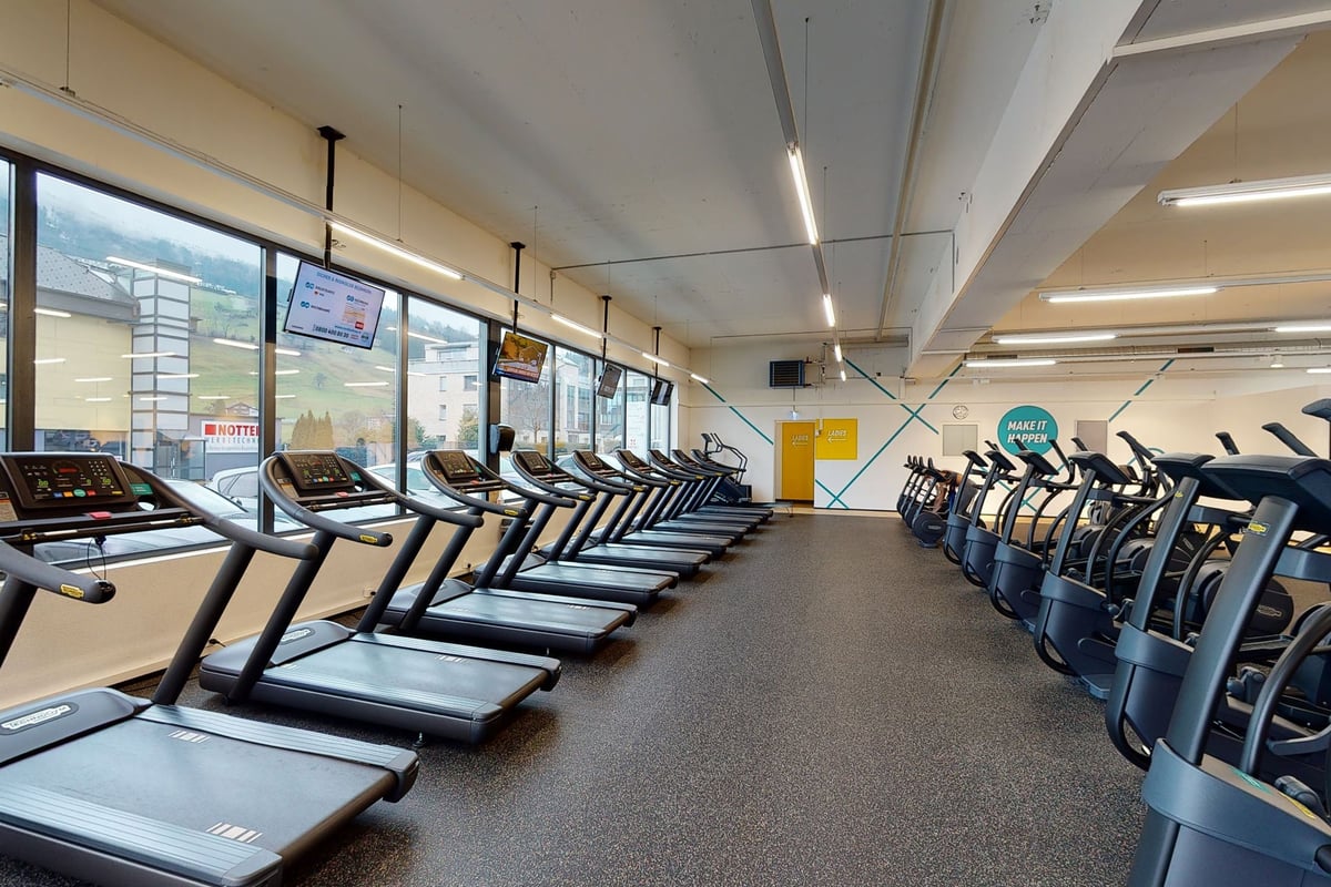 PureGym Pfäffikon: Reihen von Laufbändern, Crosstrainern und Heimtrainern.
