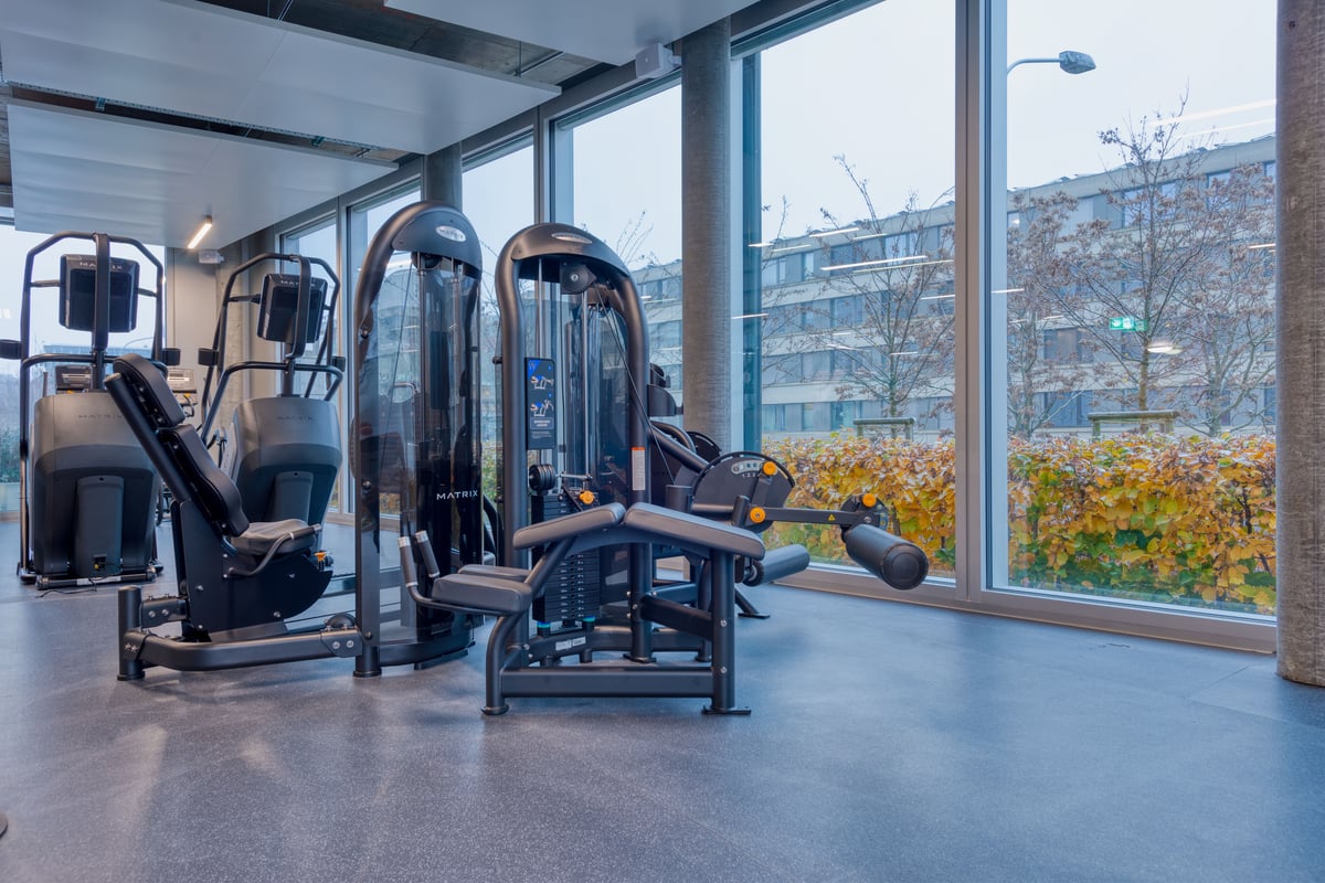 PureGym Zürich Oerlikon:  Steckgewicht‑Maschinen in einem Fitnessstudio