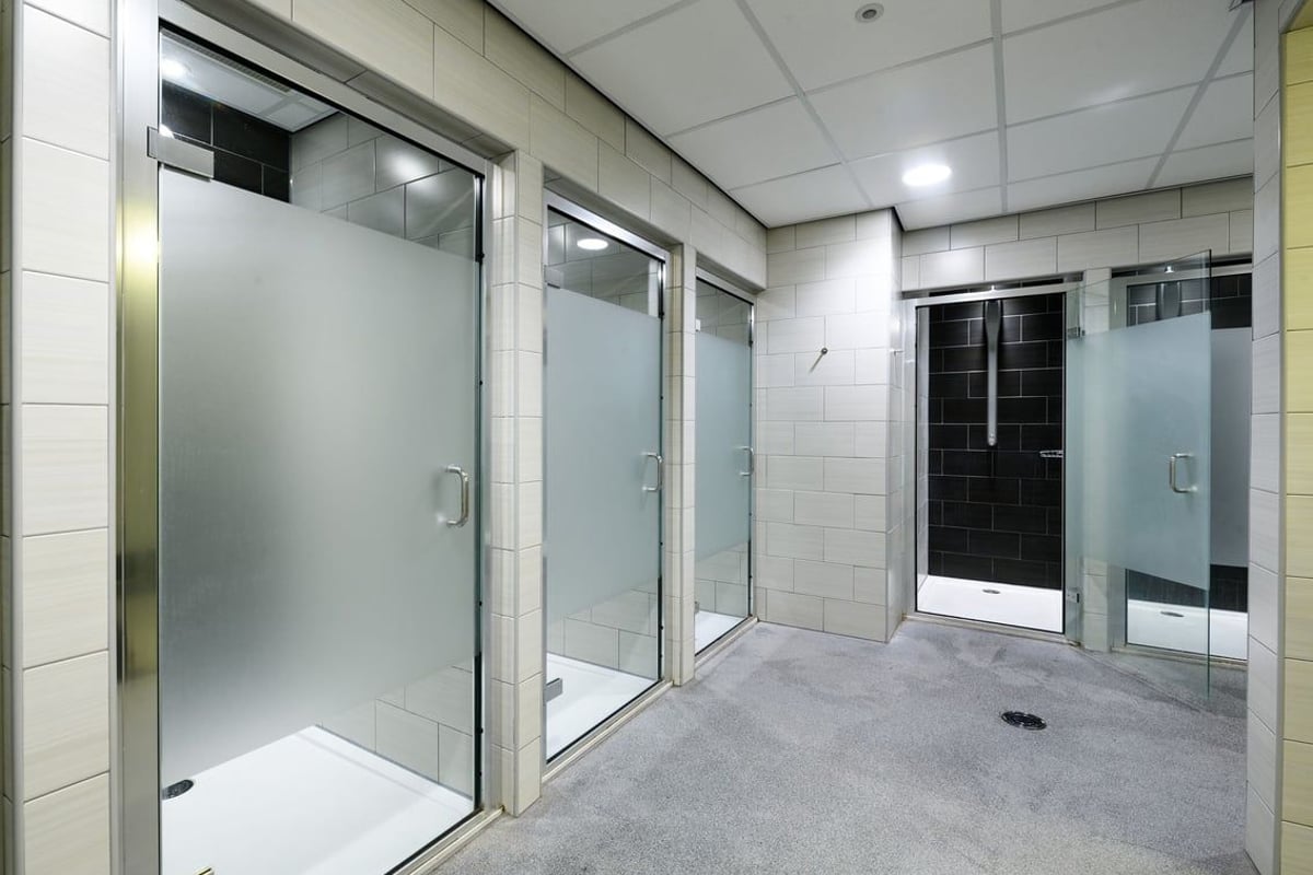 PureGym Bournemouth The Triangle: shower cubicles