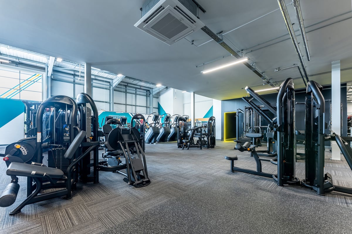 PureGym Tamworth: Resistance machines, weightlifting platforms, cable crossover stations, and free weight areas.
