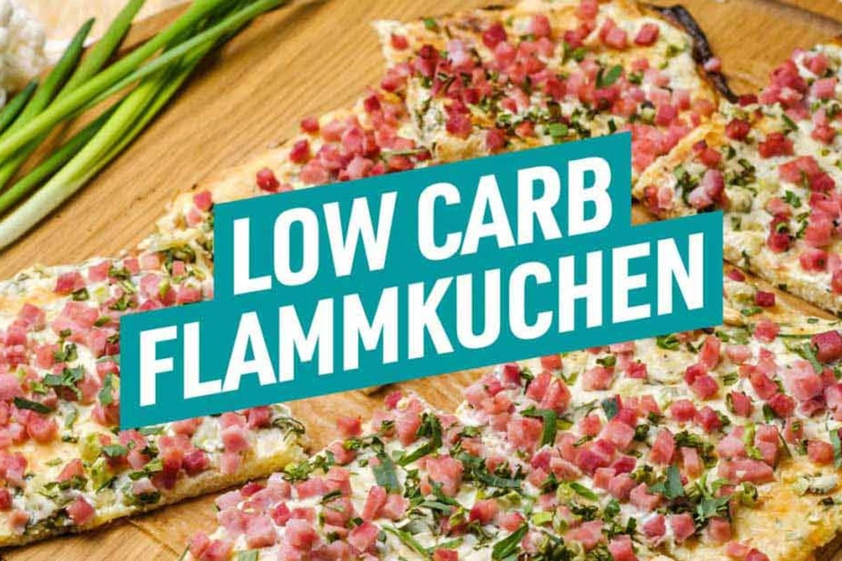 Flammkuchen mit gewürfeltem Schinken und gehackten grünen Kräutern auf Holzbrett